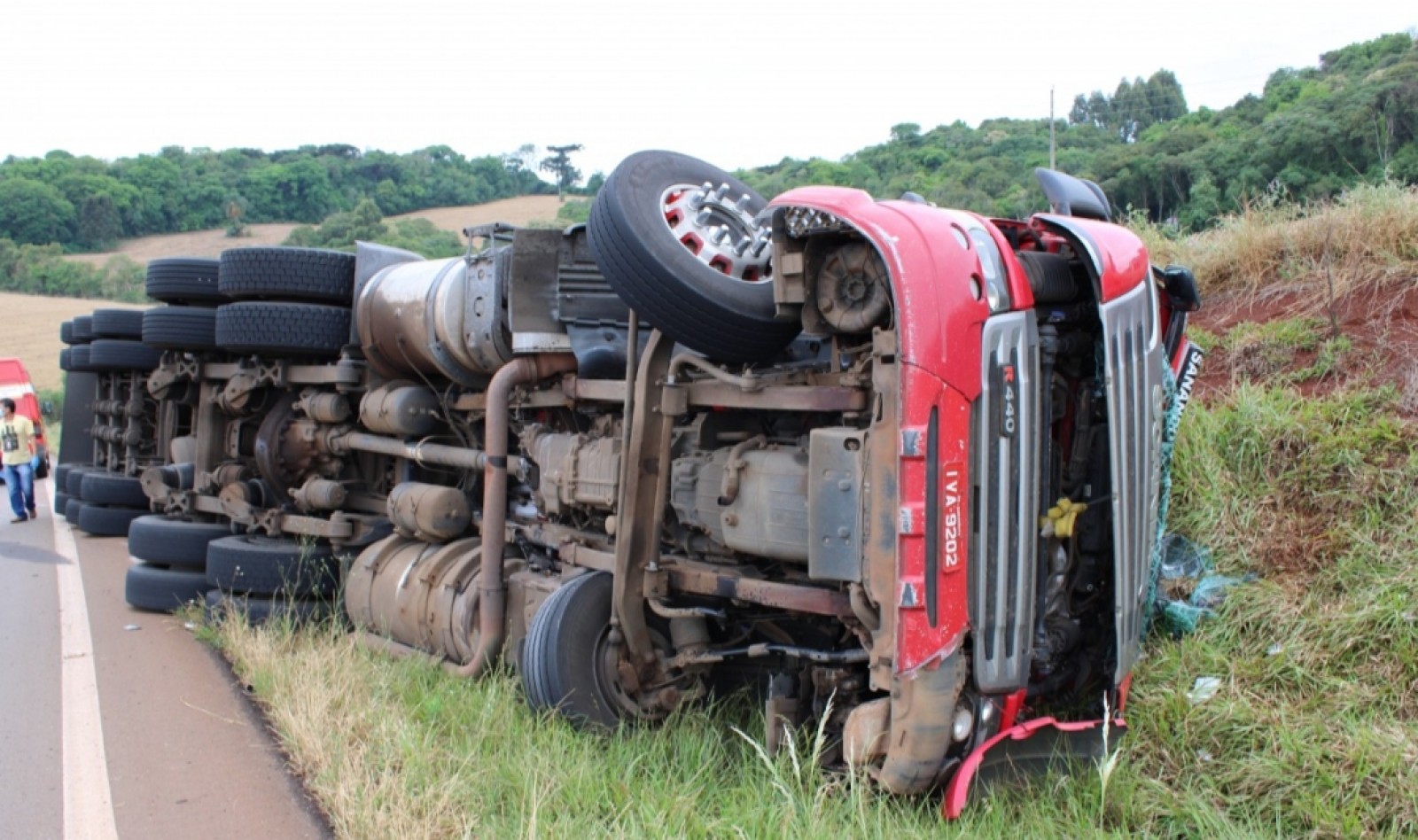 Tombamento de carreta deixa motorista ferido em seara - Rádio RuralFM